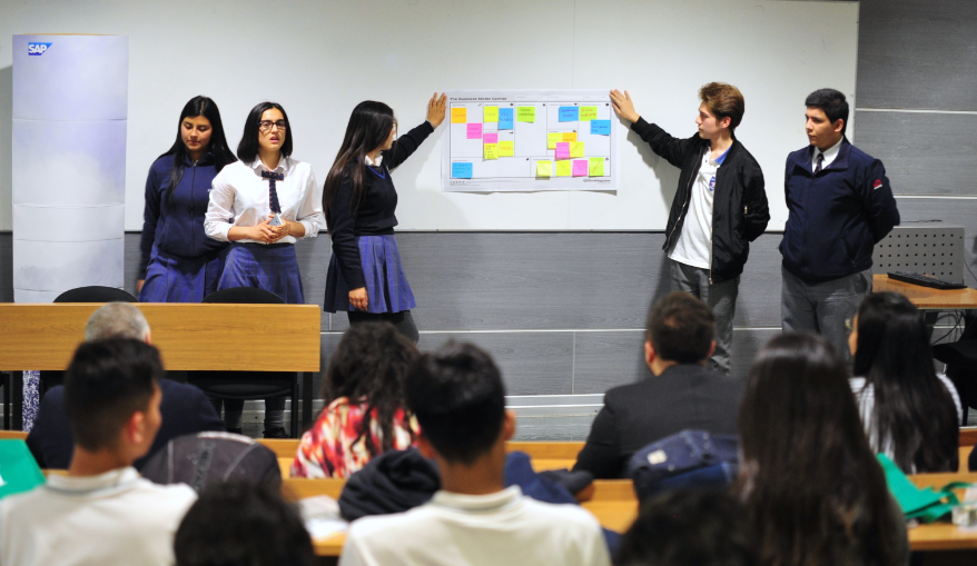 Estudiantes secundarios realizaron propuestas para resolver problemas sociales en la 1era versión del encuentro Go Digital Night